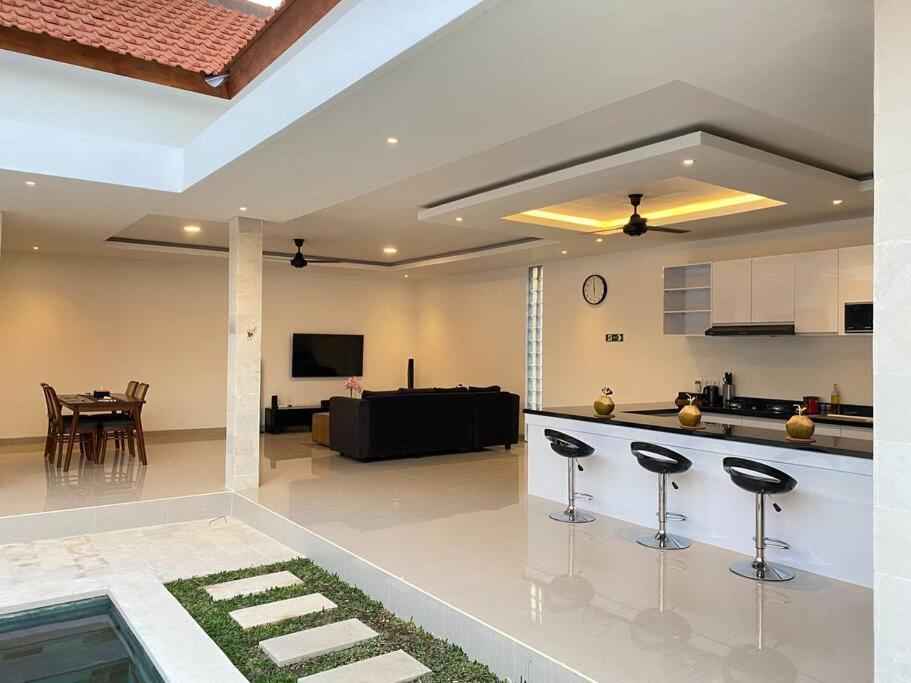 Villa Akmali Umalas 2Br With Private Pool & Jacuzzi チャングー エクステリア 写真