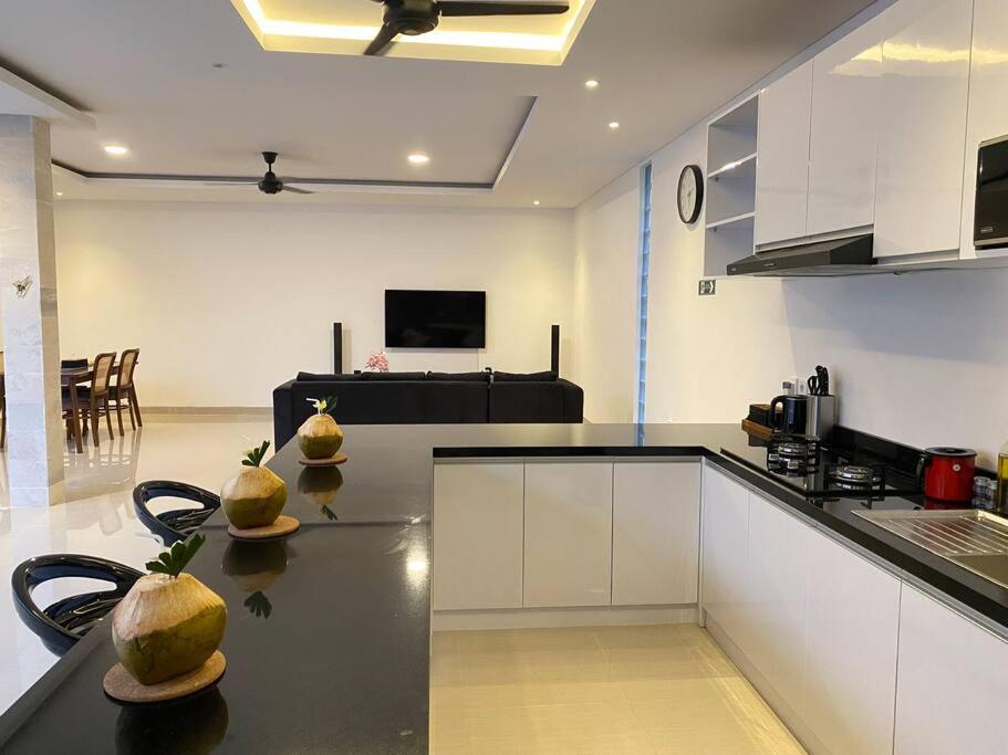 Villa Akmali Umalas 2Br With Private Pool & Jacuzzi チャングー エクステリア 写真