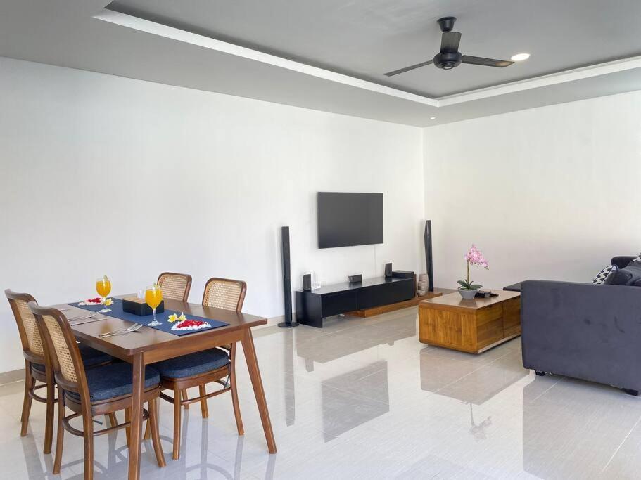 Villa Akmali Umalas 2Br With Private Pool & Jacuzzi チャングー エクステリア 写真