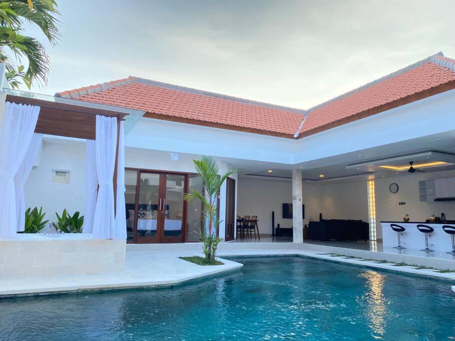 Villa Akmali Umalas 2Br With Private Pool & Jacuzzi チャングー エクステリア 写真