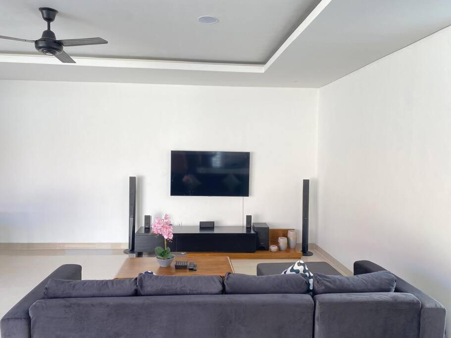 Villa Akmali Umalas 2Br With Private Pool & Jacuzzi チャングー エクステリア 写真