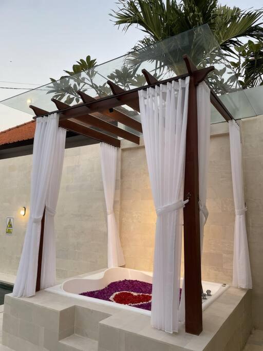 Villa Akmali Umalas 2Br With Private Pool & Jacuzzi チャングー エクステリア 写真