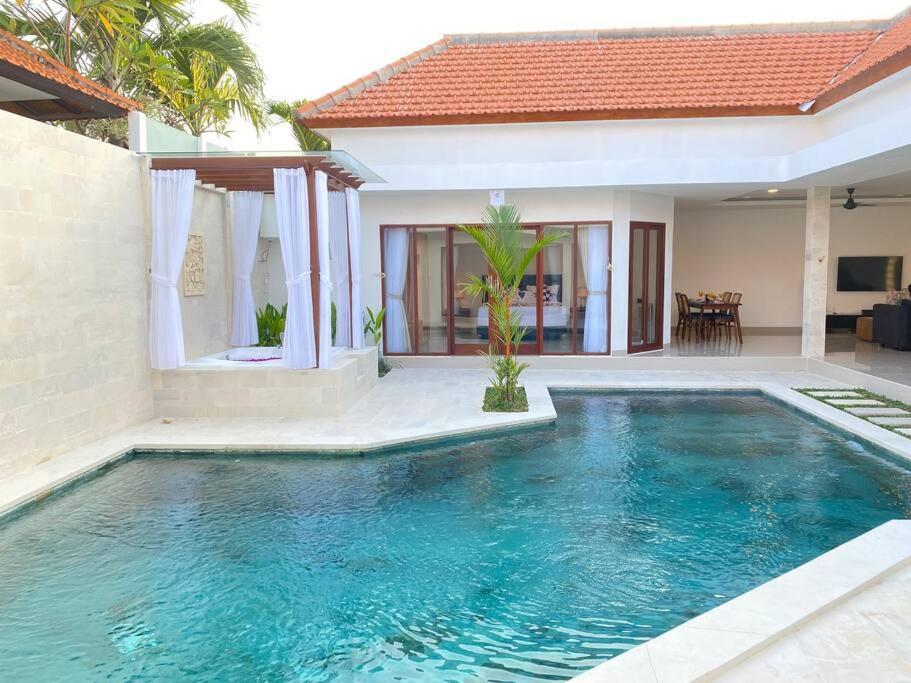 Villa Akmali Umalas 2Br With Private Pool & Jacuzzi チャングー エクステリア 写真