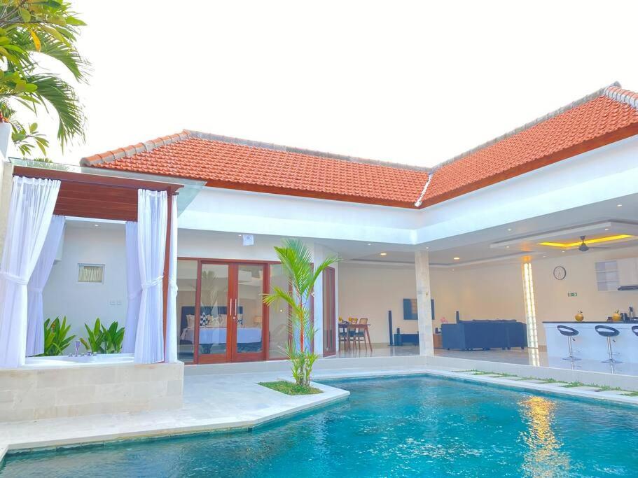 Villa Akmali Umalas 2Br With Private Pool & Jacuzzi チャングー エクステリア 写真