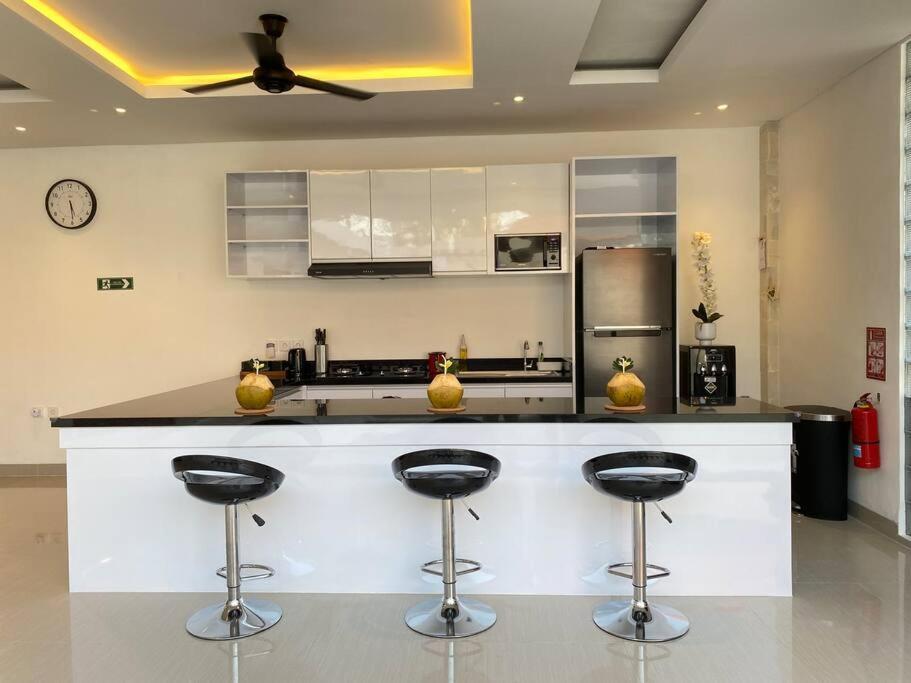 Villa Akmali Umalas 2Br With Private Pool & Jacuzzi チャングー エクステリア 写真