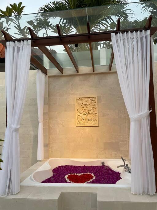 Villa Akmali Umalas 2Br With Private Pool & Jacuzzi チャングー エクステリア 写真