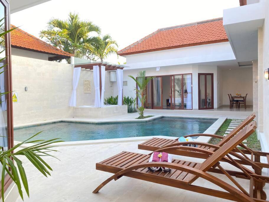Villa Akmali Umalas 2Br With Private Pool & Jacuzzi チャングー エクステリア 写真