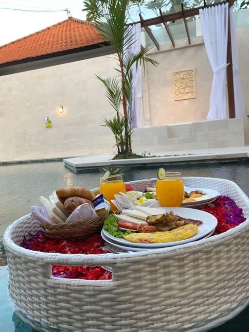 Villa Akmali Umalas 2Br With Private Pool & Jacuzzi チャングー エクステリア 写真