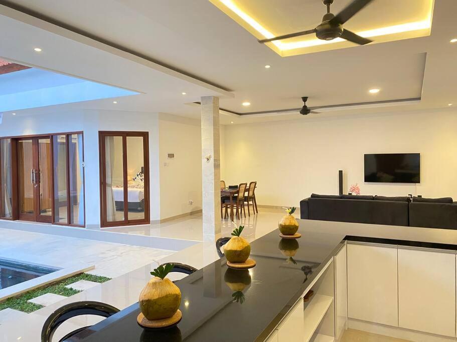 Villa Akmali Umalas 2Br With Private Pool & Jacuzzi チャングー エクステリア 写真