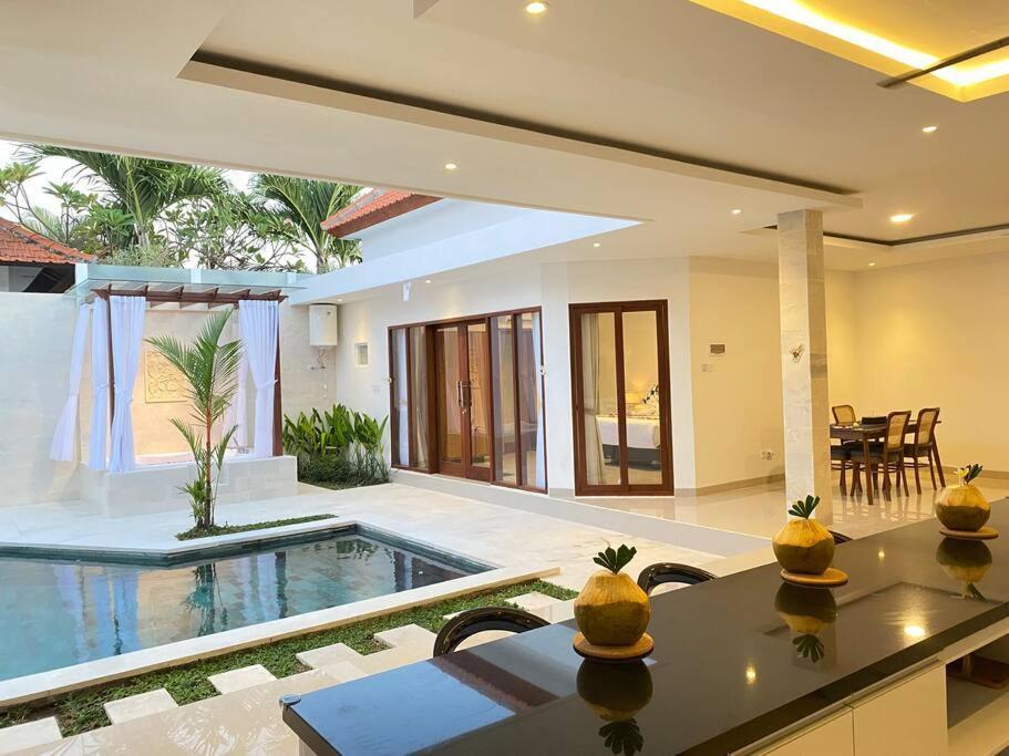 Villa Akmali Umalas 2Br With Private Pool & Jacuzzi チャングー エクステリア 写真